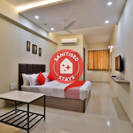 Oyo 28429 Hotel Citadel Surat Exterior photo