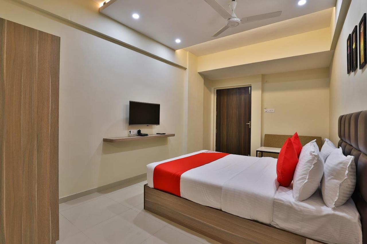 Oyo 28429 Hotel Citadel Surat Exterior photo
