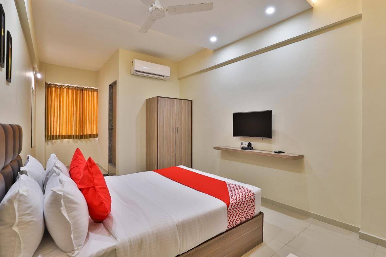 Oyo 28429 Hotel Citadel Surat Exterior photo