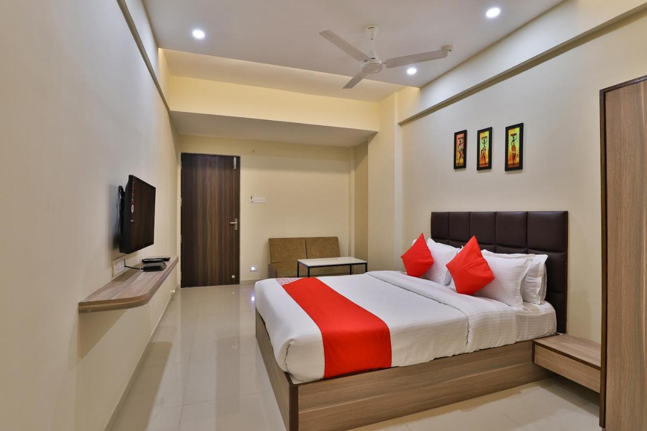 Oyo 28429 Hotel Citadel Surat Exterior photo