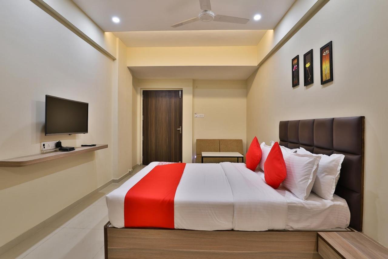 Oyo 28429 Hotel Citadel Surat Exterior photo