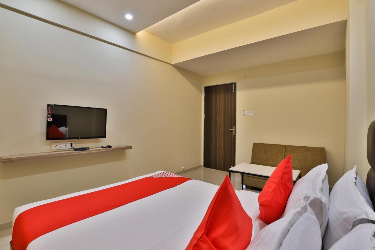 Oyo 28429 Hotel Citadel Surat Exterior photo