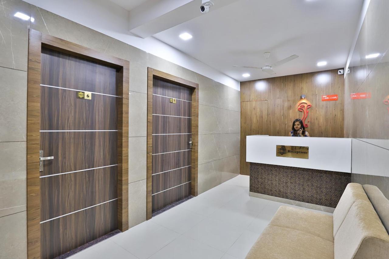 Oyo 28429 Hotel Citadel Surat Exterior photo