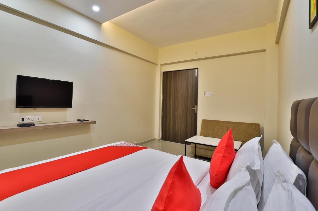 Oyo 28429 Hotel Citadel Surat Exterior photo