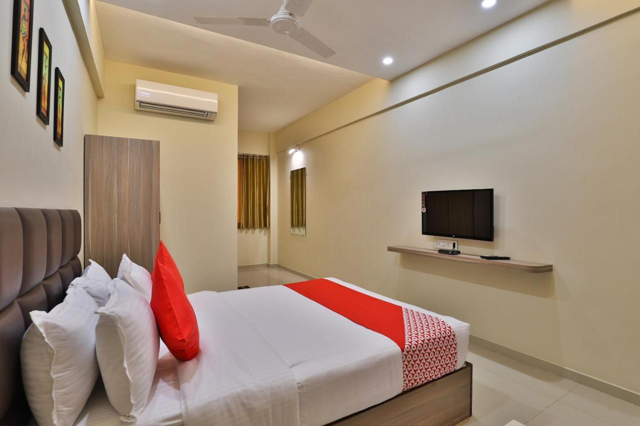 Oyo 28429 Hotel Citadel Surat Exterior photo