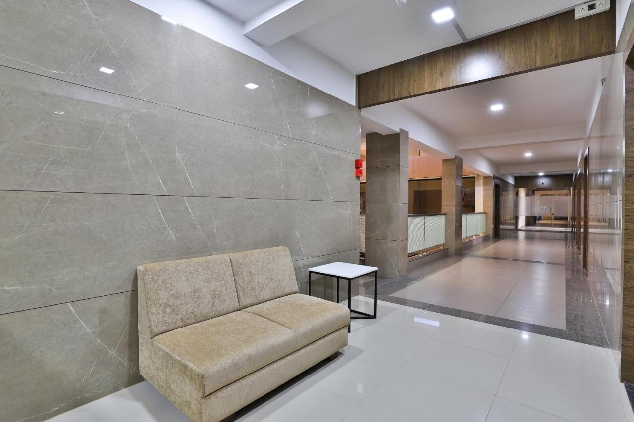 Oyo 28429 Hotel Citadel Surat Exterior photo