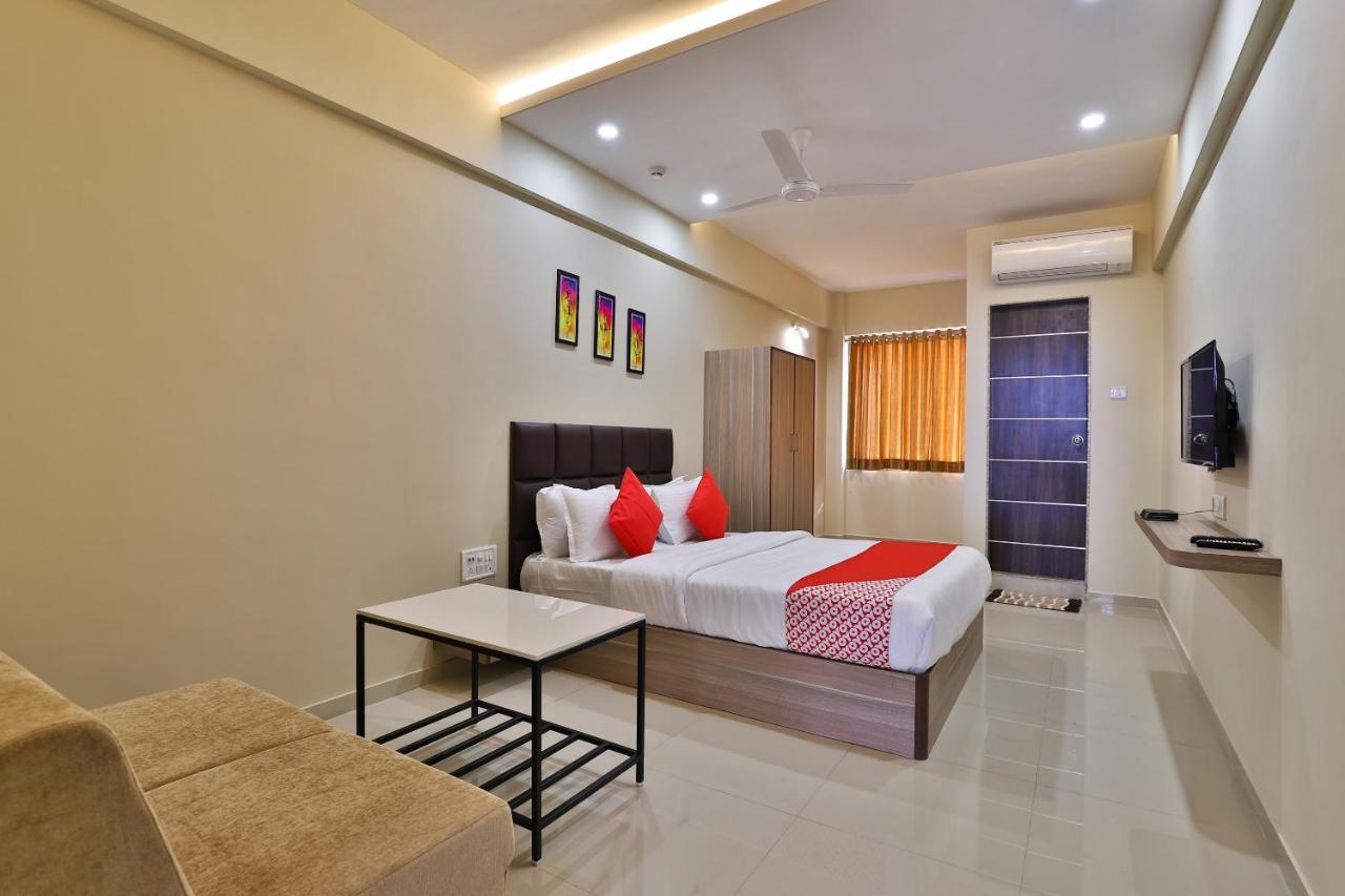 Oyo 28429 Hotel Citadel Surat Exterior photo