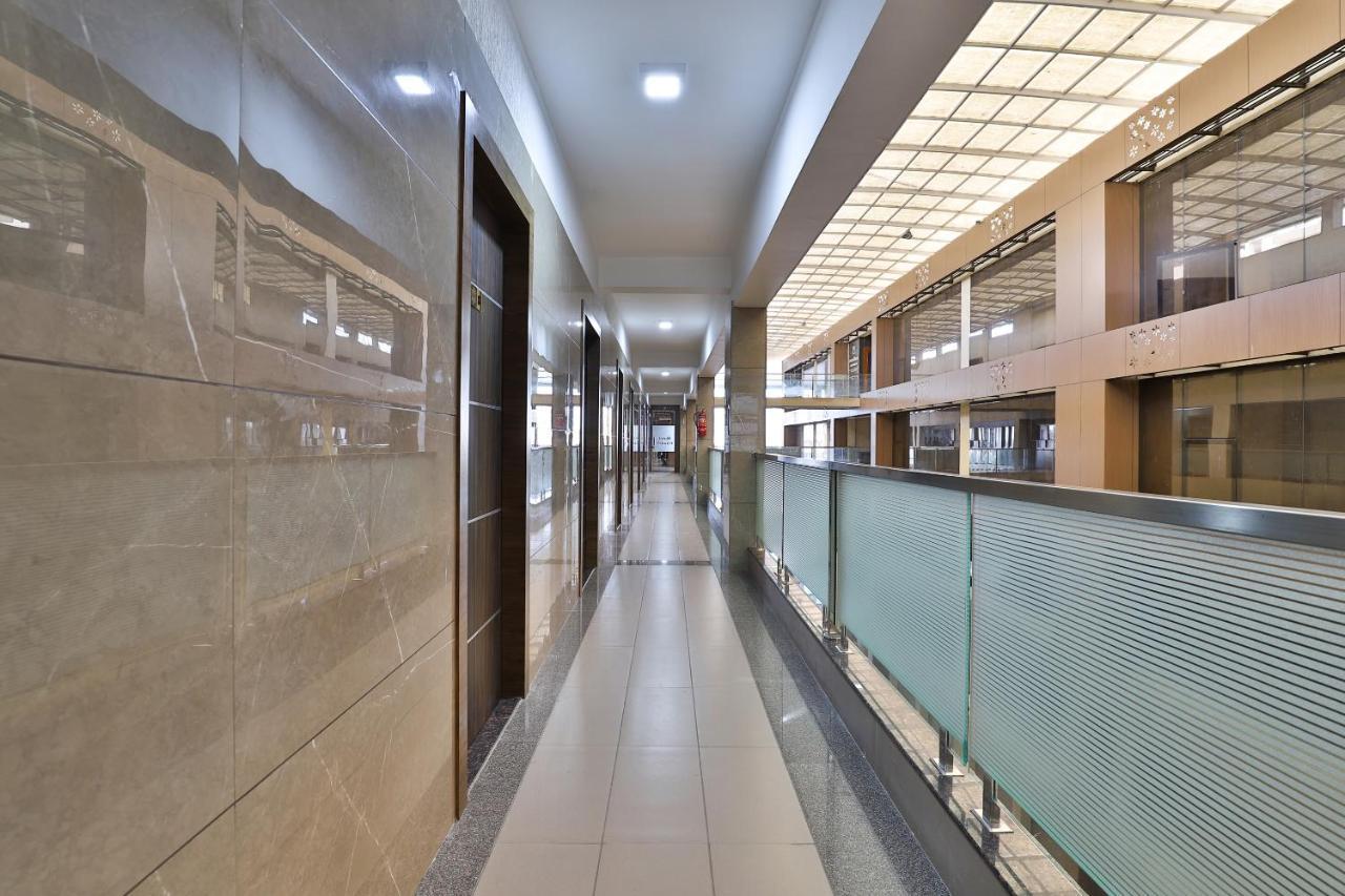 Oyo 28429 Hotel Citadel Surat Exterior photo