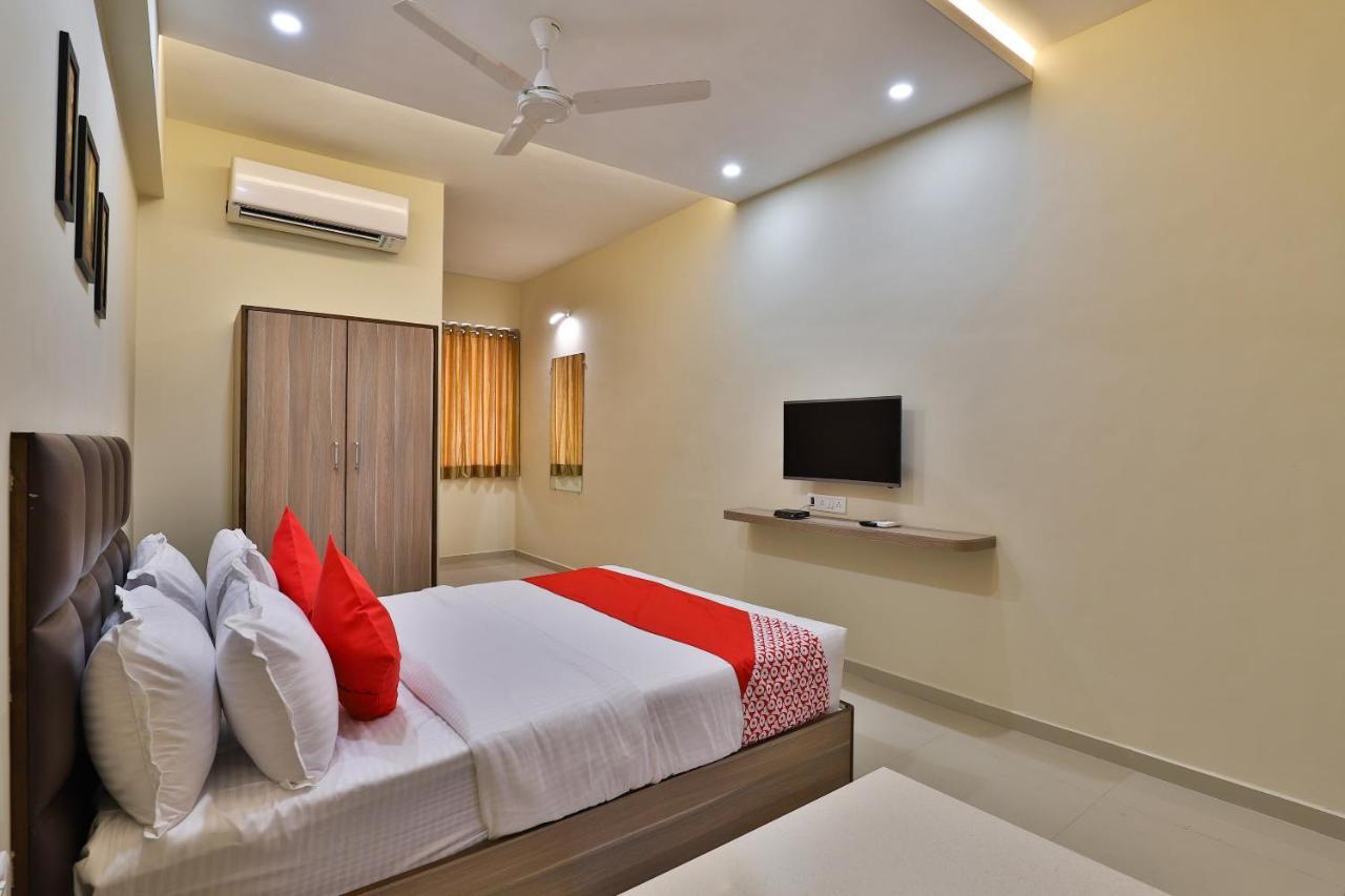 Oyo 28429 Hotel Citadel Surat Exterior photo