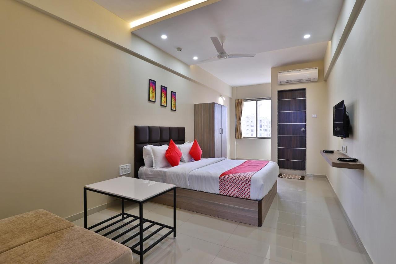 Oyo 28429 Hotel Citadel Surat Exterior photo